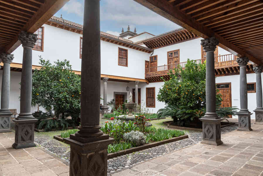 Tenerife 078 - San Cristóbal de La Laguna - palacio Salazar.jpg